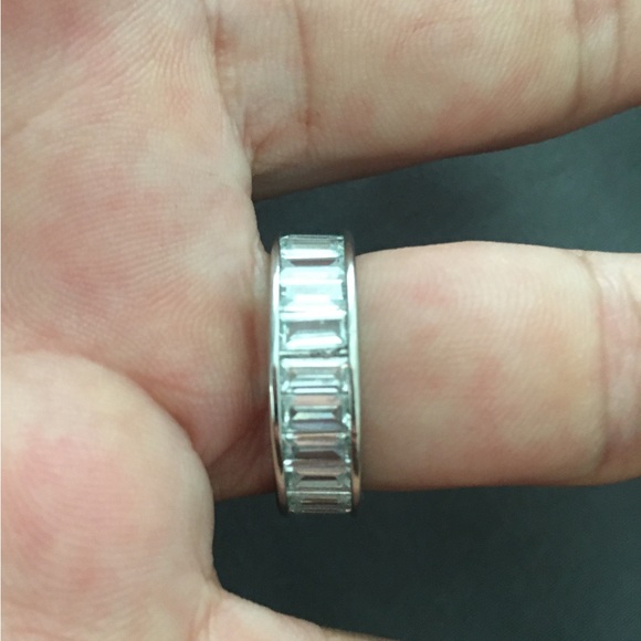 Beautiful rectangular cubic zirconia stones all the way around, with box, size 7 - Picture 3 of 8